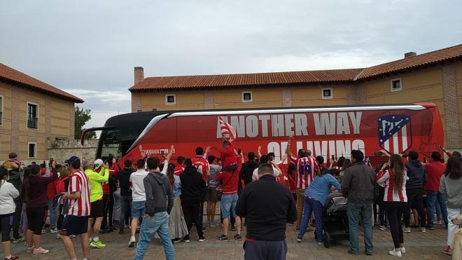 El autobús donde se concentraron los jugadores del Atlético de Madrid en Valladolid (Foto: Juan I