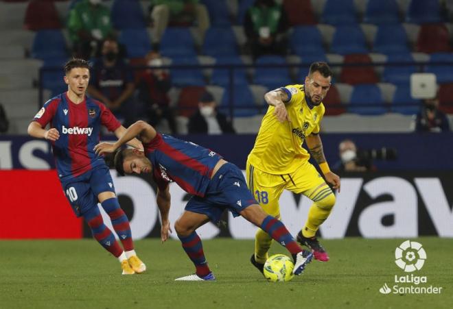 Negredo, durante el Levante-Cádiz (Foto: LaLiga).