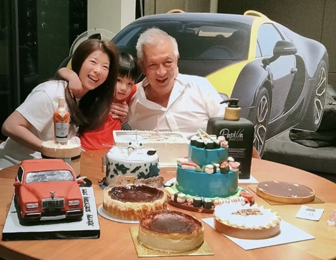 Peter Lim con su esposa y su nieto