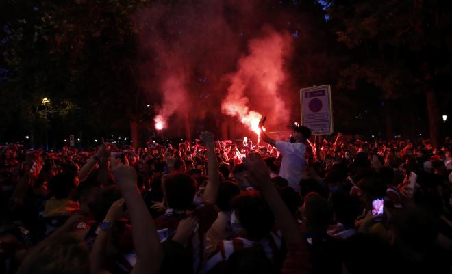 Afición del Atlético en Neptuno (FOTO: EFE).