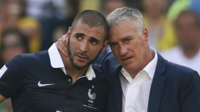 Karim Benzema y Didier Deschamps, tras la eliminación de Francia en el Mundial de Brasil.