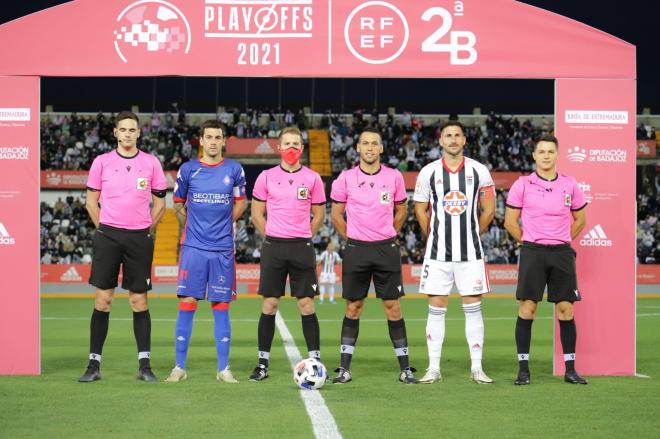 Los capitanes de CD Badajoz y SD Amorebieta posan con los árbitros antes de la final por el ascenso a Segunda.