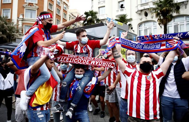 Los aficionados del Atlético celebran el título de LaLiga en Neptuno (FOTO: EFE).