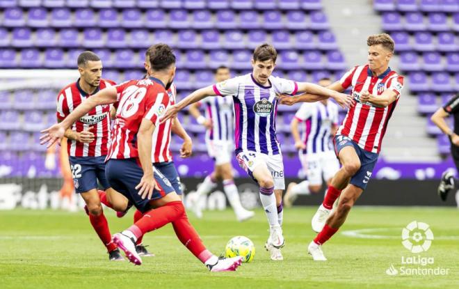 Toni Villa regatea a tres jugadores durante el Real Valladolid-Atlético (Foto: LaLiga).