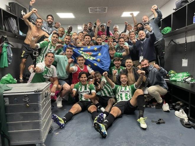 Lo jugadores del Betis celebran su clasificación para la Europa League (Foto: RBB).