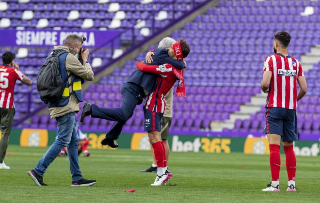 Enrique Cerezo abraza a Joao Félix tras ser campeón de LaLiga Santander (Foto: Cordon Press).