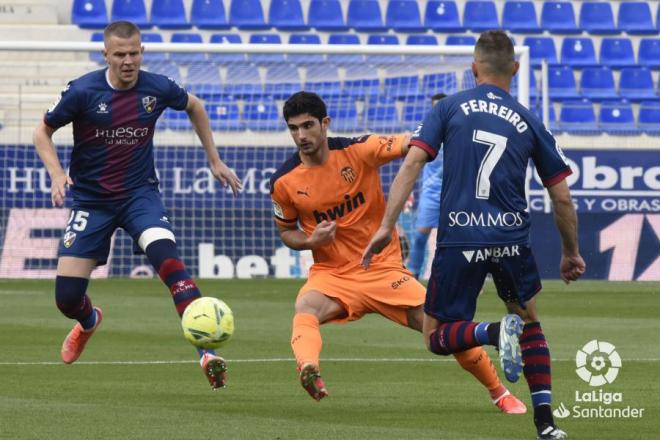Guedes, con el balón ante un par de rivales del Huesca (Foto: LaLiga).