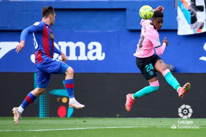 Junior Firpo golpea un balón durante el partido del Barça ante el Eibar (Foto: LaLiga).