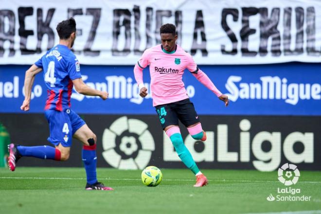 Junior golpea un balón en el Eibar-Barça (Foto: LaLiga).