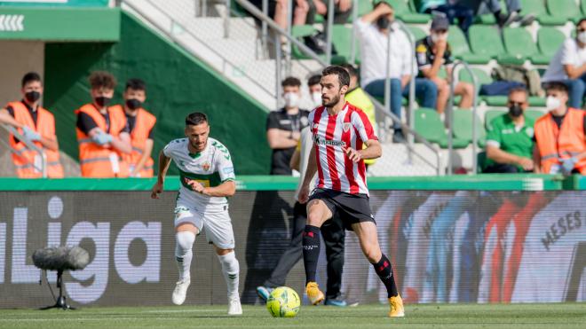 Iñigo Lekue la lleva ante el Elche CF (Foto: Athletic Club).