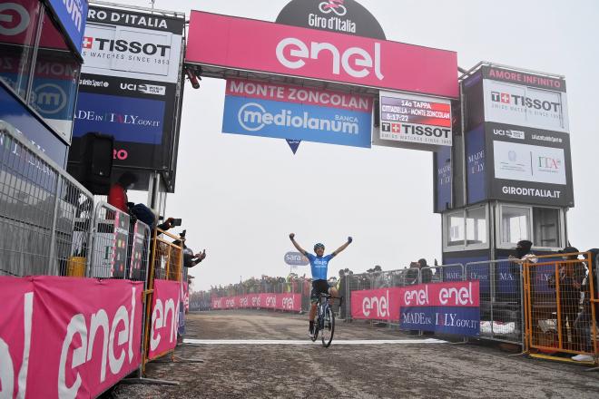 Lorenzo Fortunato celebra su victoria en la etapa del Giro Italia.