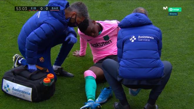 Los médicos del Barça atienden a Ilaix Moriba.