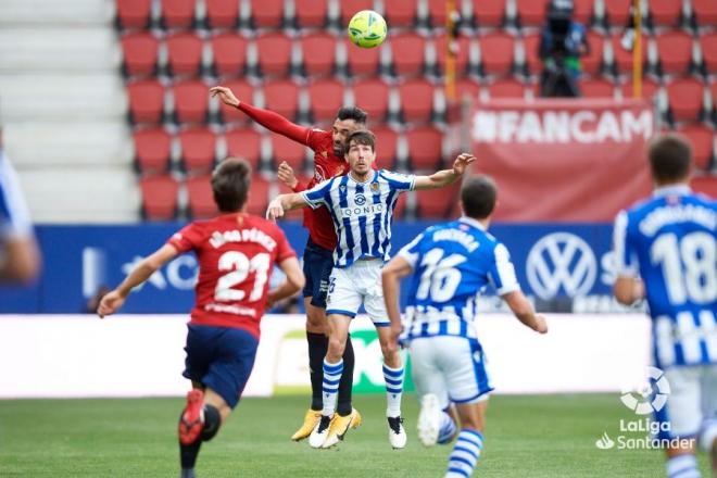Aritz pelea un balón, durante el Osasuna-Real Sociedad (Foto: LaLiga).