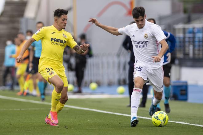 Miguel Gutiérrez intenta centrar durante el Real Madrid-Villarreal (Foto: Cordon Press).
