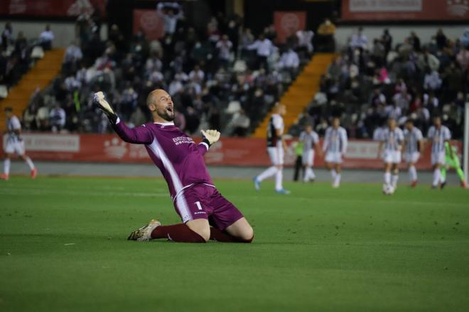 El cancerbero Saizar festeja el gol del Amorebieta en la final por el ascenso a Segunda división.