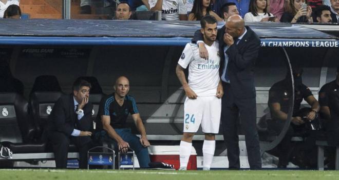 Zidane da instrucciones a Dani Ceballos en un partido del Real Madrid.