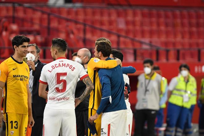 Vaclik y Franco Vázquez se abrazan tras su último partido con el Sevilal FC (Foto: Kiko Hurtado).