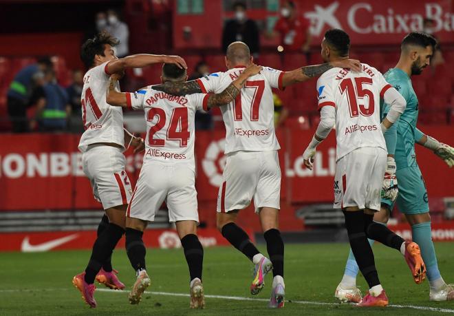 El Sevilla celebra el gol del Papu al Alavés (Foto: Kiko Hurtado).