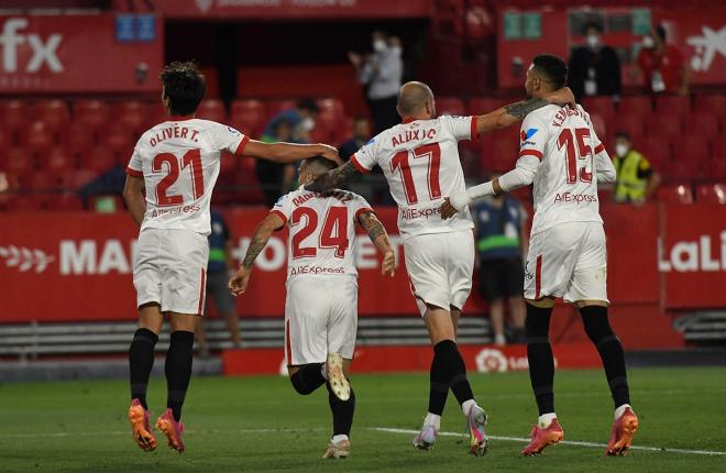 Los jugadores del Sevilla celebran el gol del Papu Gómez al Alavés (Foto: Kiko Hurtado).