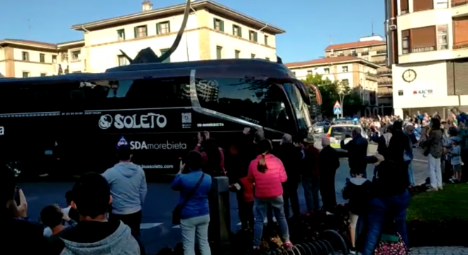 La llegada del bus de la SD Amorebieta a Zornotza tras consumar el ascenso en Badajoz.