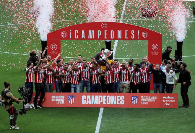 El Atlético de Madrid, con Simeone, celebra el título de campeón de LaLiga (Foto: EFE).