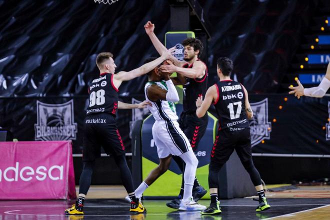 El Bilbao Basket gana al Joventut y sella la permanencia en la ACB (Foto: Edu del Fresno).