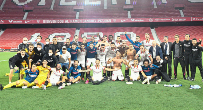 La plantilla del Sevilla al final del partido ante el Alavés.