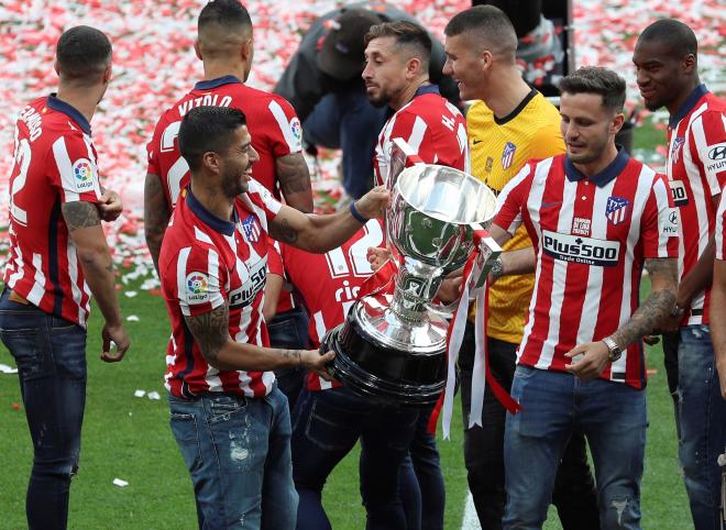 Luis Suárez y Saúl cogen la copa de LaLiga 21/22 que ganó el Atlético de Madrid (FOTO: EFE).