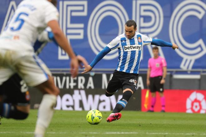 Raúl de Tomás golpea un balón (Foto: RCD Espanyol).