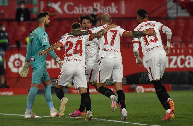 El Sevilla celebra el gol del Papu al Alavés (Foto: Kiko Hurtado).