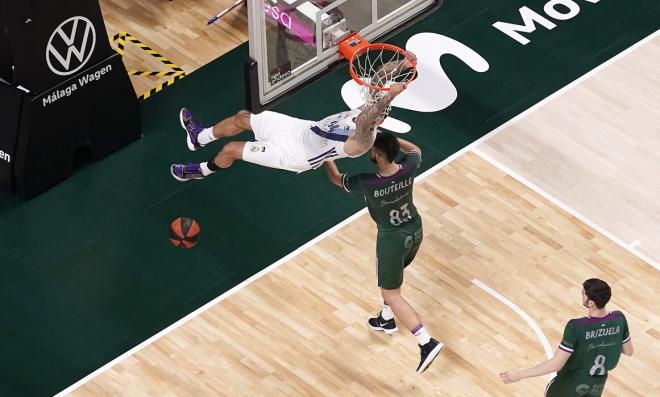 Taylor machaca ante Bouteille en el Unicaja-Real Madrid (acb Photo / M. Pozo).