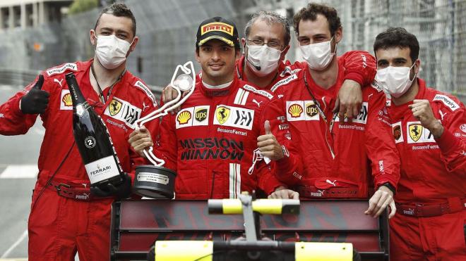 Carlos Sainz posa con su equipo tras hacer el podio en el GP de Mónaco (Foto: EFE).