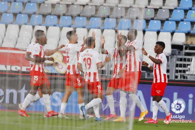 Los jugadores del Almería celebran uno de los goles.