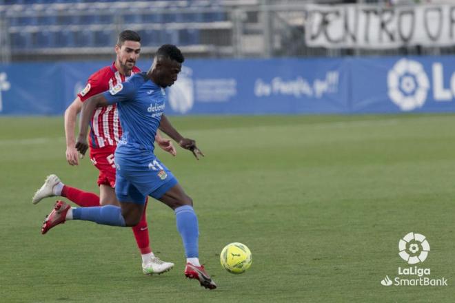 Borja López persigue a Kante, durante el Fuenlabrada-Sporting (Foto: LaLiga).