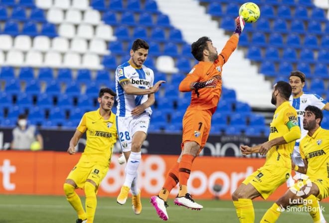 Juan Soriano se anticipa por alto durante el Leganés-Málaga (Foto: LaLiga).