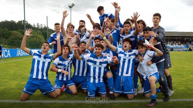 Los juveniles del Dépor celebrando el título de campeones (Foto: RCD).