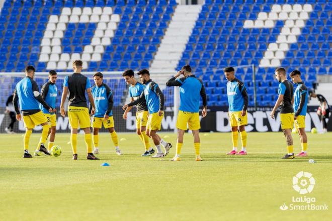 El Málaga, calentando en Butarque (Foto: LaLiga).