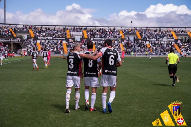 Tomás Sánchez celebra un gol junto a compañeros del Badajoz (Foto: CD Badajoz)
