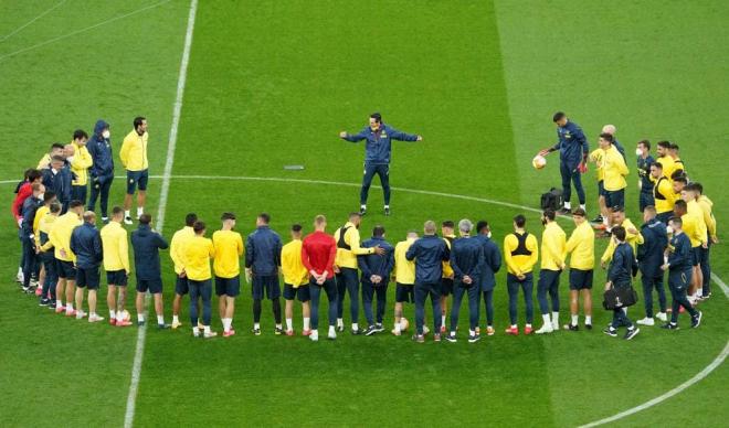 Emery alecciona en el entrenamiento previo a la final de la Europa League a los jugadores del Villarreal.