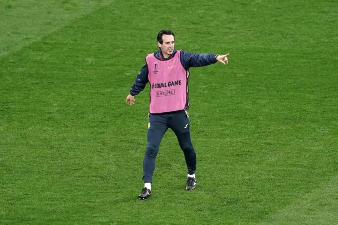 Emery dirige el entrenamiento del Villarreal en la previa de la final de la Europa League (Foto: UE