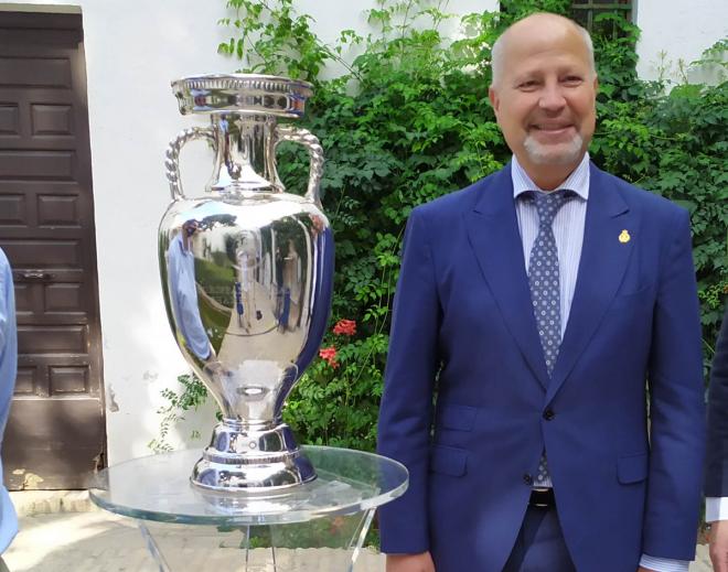 El consejero de Deporte de la Junta posa con el trofeo de la Eurocopa.