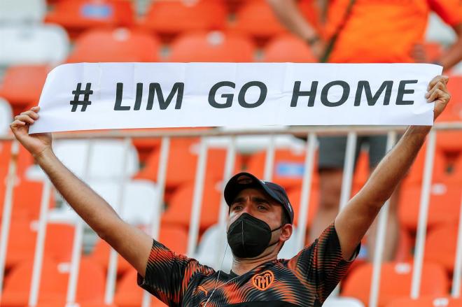 Un aficionado levanta una pancarta con el 'Lim go home' (Foto: EFE).
