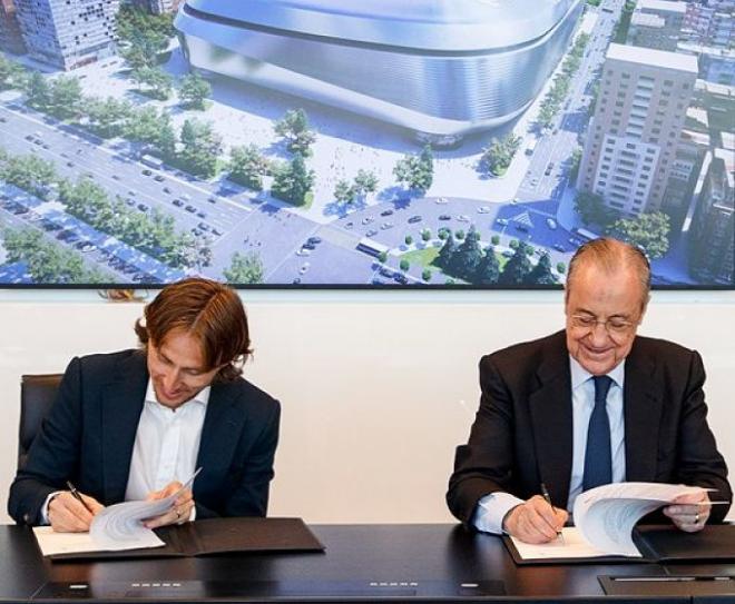 Luka Modric firma su nuevo contrato con el Real Madrid junto a Florentino Pérez (Foto: Real Madrid