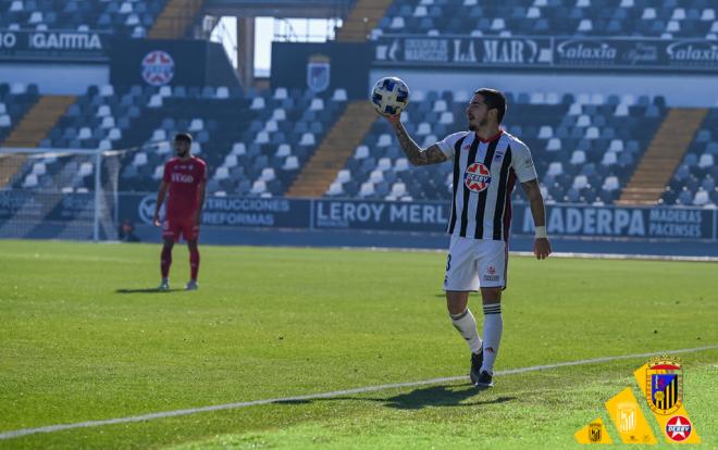 Tomás Sánchez, posible fichaje del Oviedo, en un partido esta temporada (Foto: CD Badajoz)