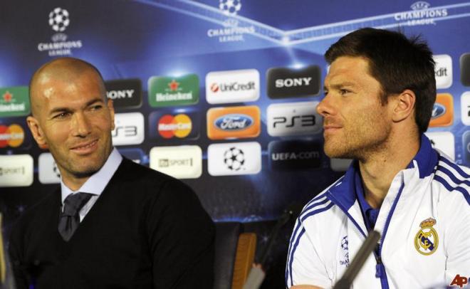 Xabi Alonso, junto a Zinedine Zidane (Foto: Real Madrid).