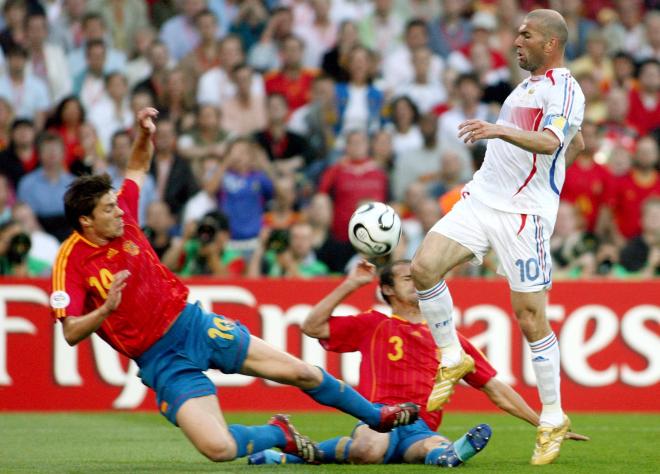 Xabi Alonso trata de robarle el balón a Zinedine Zidane en un España-Francia (Foto: Cordon Press)