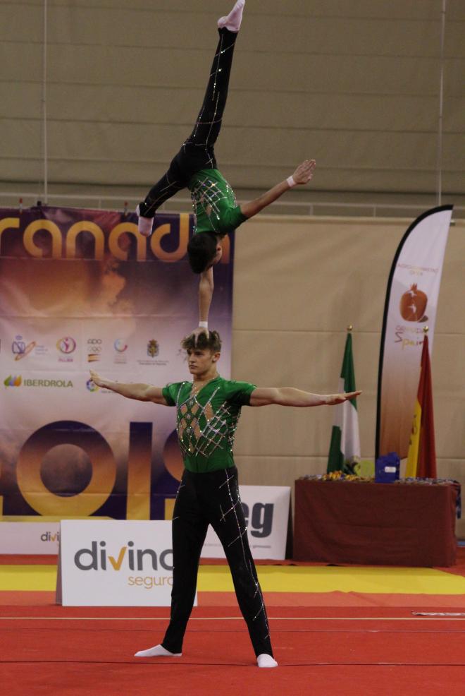 Dos gimnastas realizan su ejercicio en el Campeonato de España y nacional base de Gimnasia Acrobá