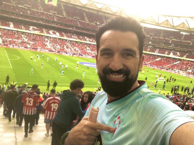 Miguel Lago, animando al Celta en el Metropolitano (Foto: Twitter).