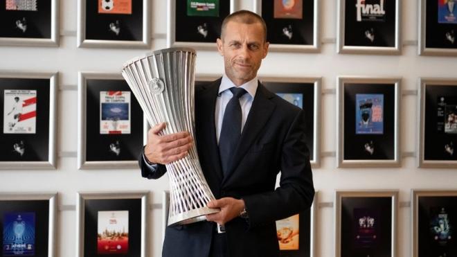 Ceferin, presidente de la UEFA, con el trofeo de la Conference League (Foto: UEFA).