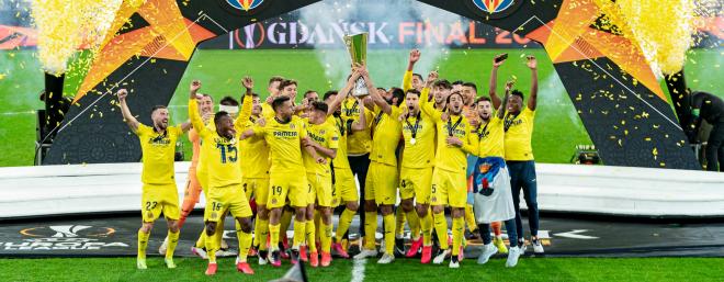 El Villarreal de Alberto Moreno celebra la consecución de la Europa League.